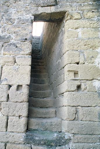 Escalier donnant accès à la partie supérieure.