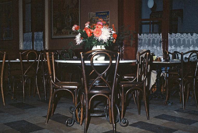 Intérieur, tables et chaises.