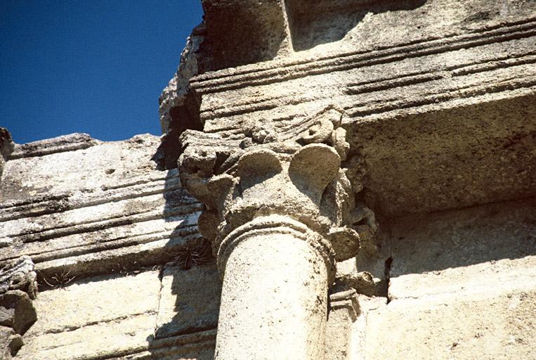 Façade sud, avant-corps central, partie haute, détail de l'entablement, modénature.