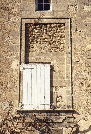 Façade est de l'aile est, détail d'une baie.