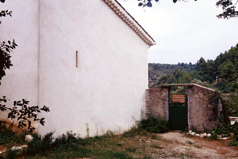 Façade est et porte du cimetière.