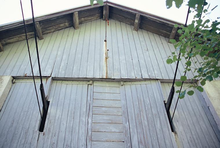 Recette inférieure, façade nord, détail vantaux de bois laissant filer les câbles.