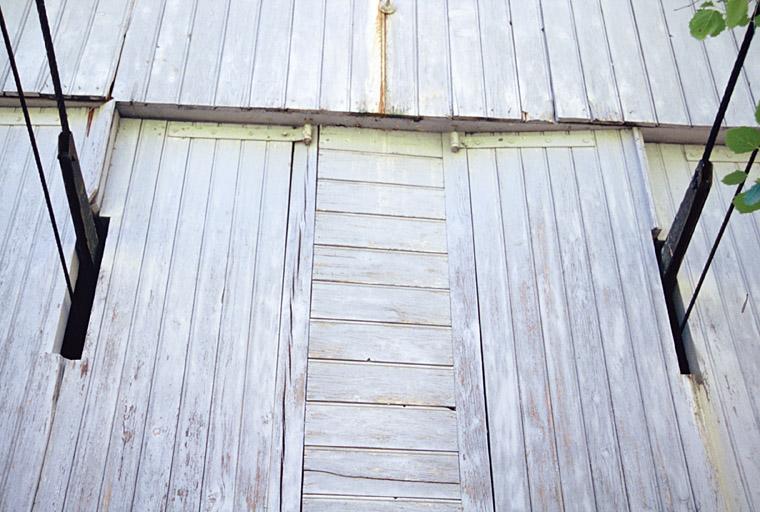 Recette inférieure, façade nord, détail vantaux de bois laissant filer les câbles.