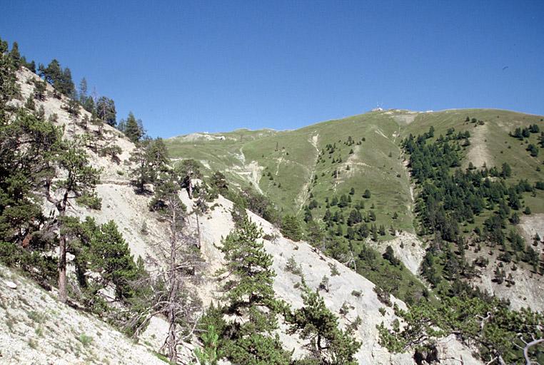 Vue depuis la route militaire sur quelques pylônes et la recette supérieure.