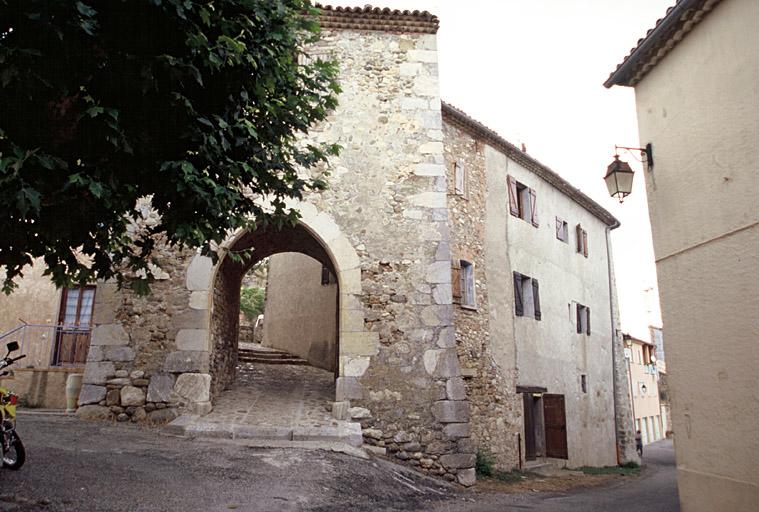 Façade sud de l'ancienne porte de ville et façade est depuis la place du village.