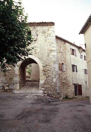 Façade sud de l'ancienne porte de ville et façade est depuis la place du village.