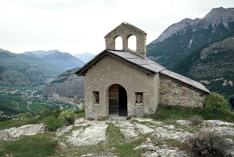 Façade occidentale de la chapelle et de l'ermitage.