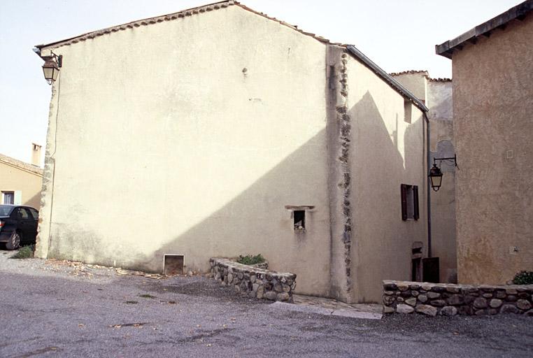 Façade ouest et retour vers la porte de ville, baies modifiées.