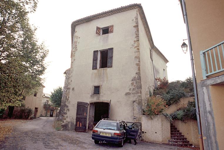 Retour de la façade est, grande porte ouvrant sur les caves en soubassement, baies modifiées.