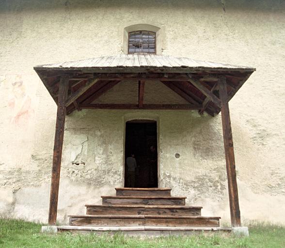 Façade sud, porche d'entrée.