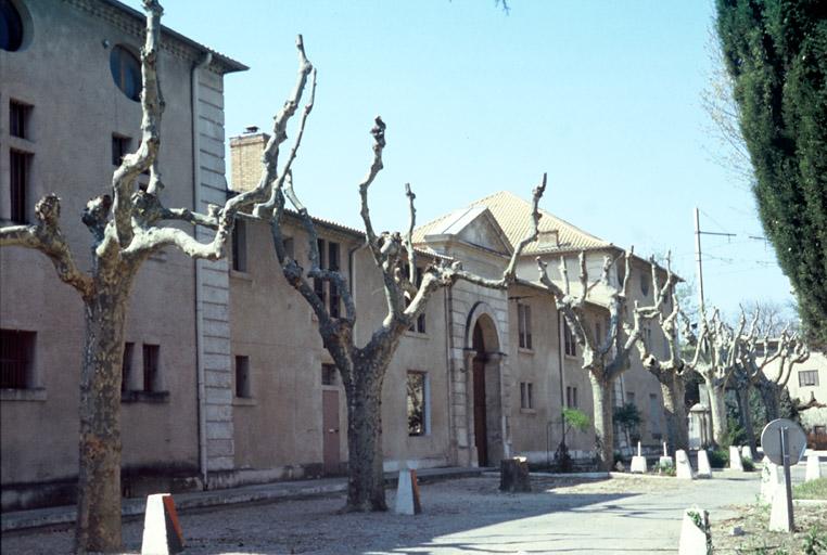 Vue de la façade principale sur le boulevard.