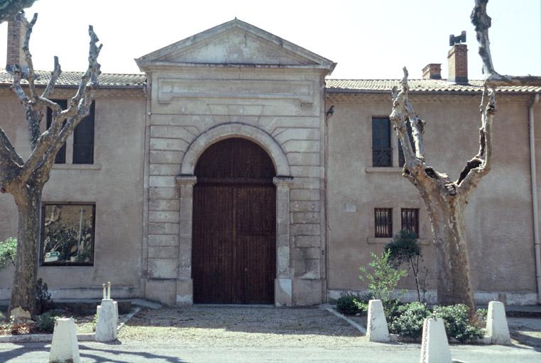 Vue de la façade principale sur le boulevard, l'entrée principale.