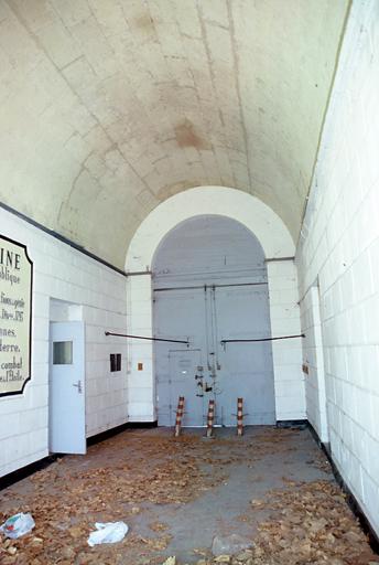 Vue du grand quartier, l'entrée voûtée, inscriptions.