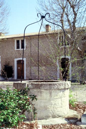 Vue du grand quartier, la cour et le puits.