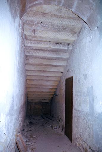 Vue du grand quartier, dans la cour, un escalier, détail de la sous face des marches.