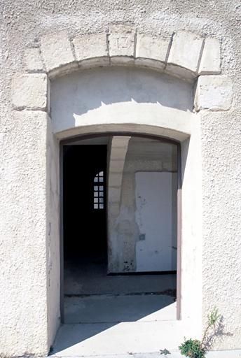 Vue du quartier ouest, dans la petite cour, une porte.