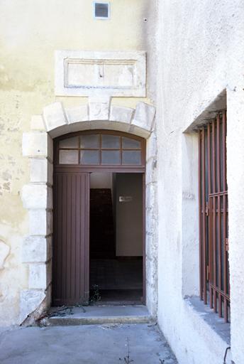 Vue du quartier ouest, dans la petite cour, une porte.