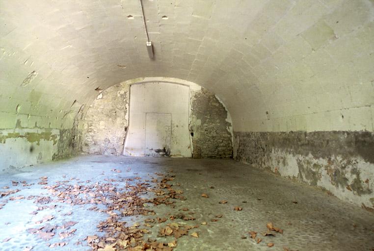 Vue du quartier ancien, une salle voûtée, les anciennes écuries.