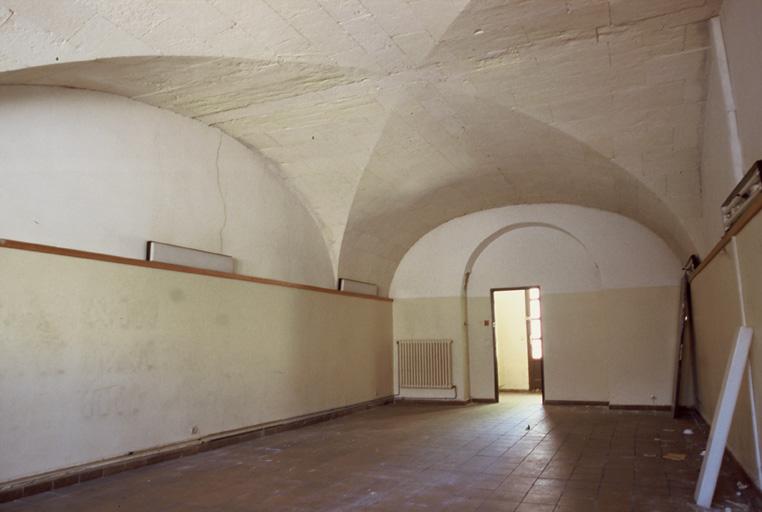 Vue du quartier ancien, salle voûtée d'arêtes.