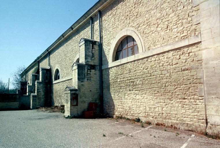 Vue du manège, la façade latérale Est.