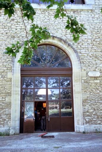 Vue du manège, la porte d'entrée.