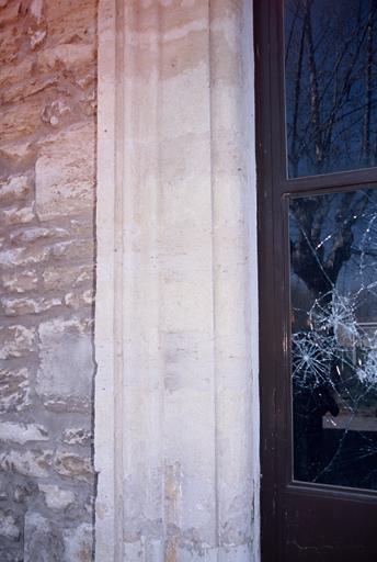 Vue du manège, la porte d'entrée, détail d'un pied droit.