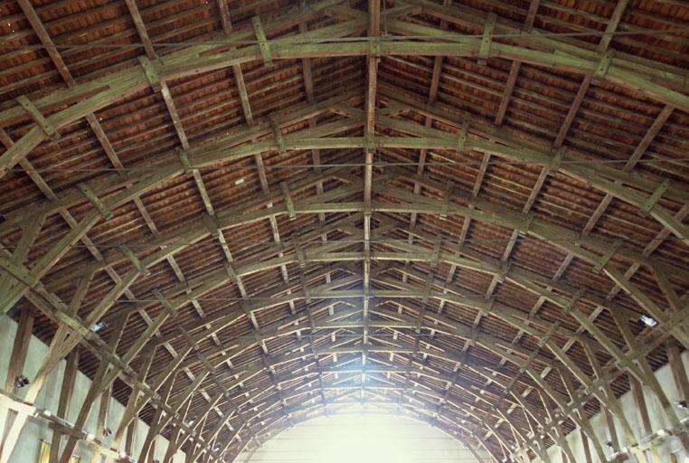 Vue du manège à l'intérieur, détail de la charpente.