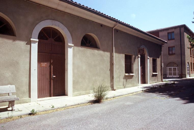 Vue des anciennes écuries à l'Est.