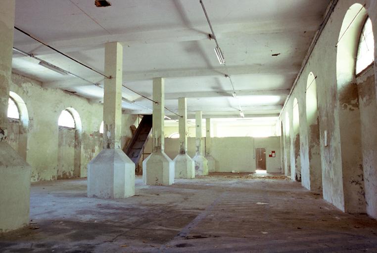 Vue du bâtiment à l'Est, à l'intérieur, les anciennes écuries.