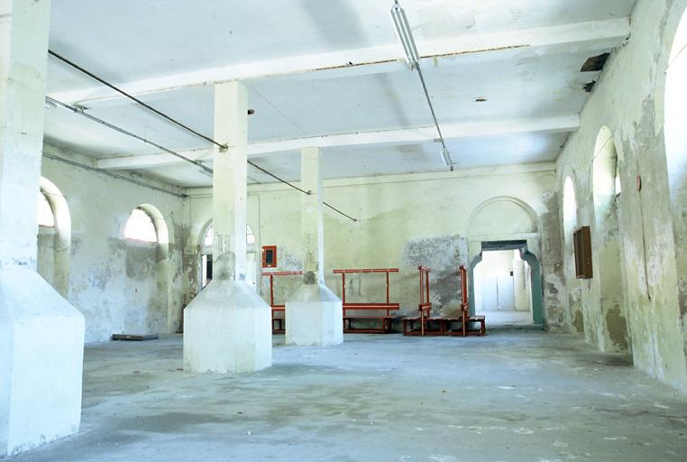 Vue du bâtiment à l'Est, à l'intérieur, les anciennes écuries.