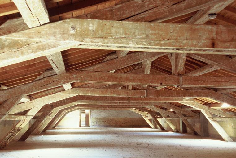 Vue du bâtiment à l'Est, à l'intérieur, les combles.