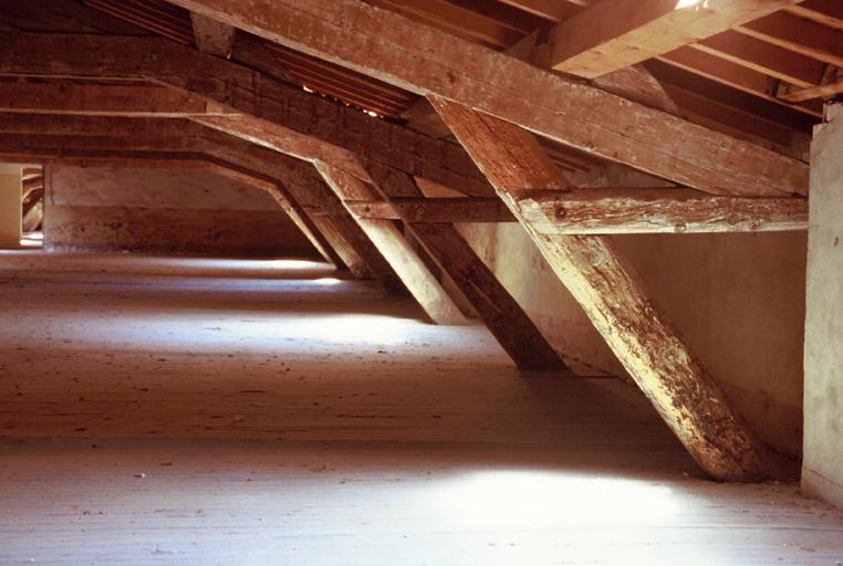 Vue du bâtiment à l'Est, à l'intérieur, les combles.