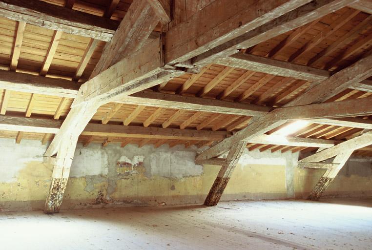 Vue du bâtiment à l'Est, à l'intérieur, les combles, détail de la charpente.