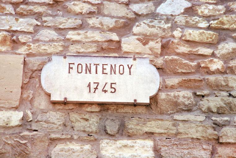 Vue d'une inscription sur le bâtiment du manège.