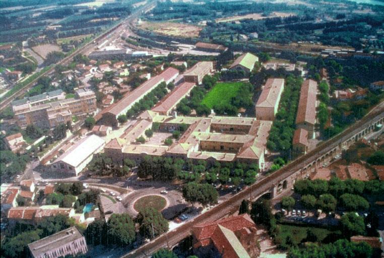 Vue aérienne, photo repiquée.