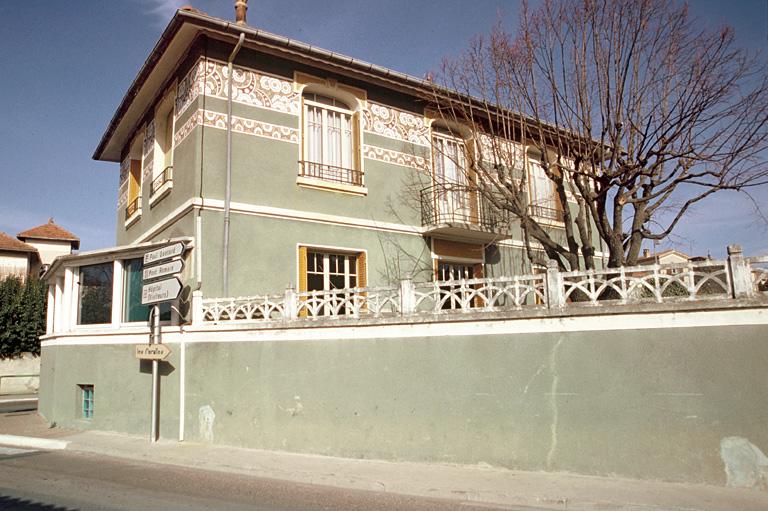 Vue depuis le sud-ouest, façades sud et ouest depuis la rue du quai Pasteur.