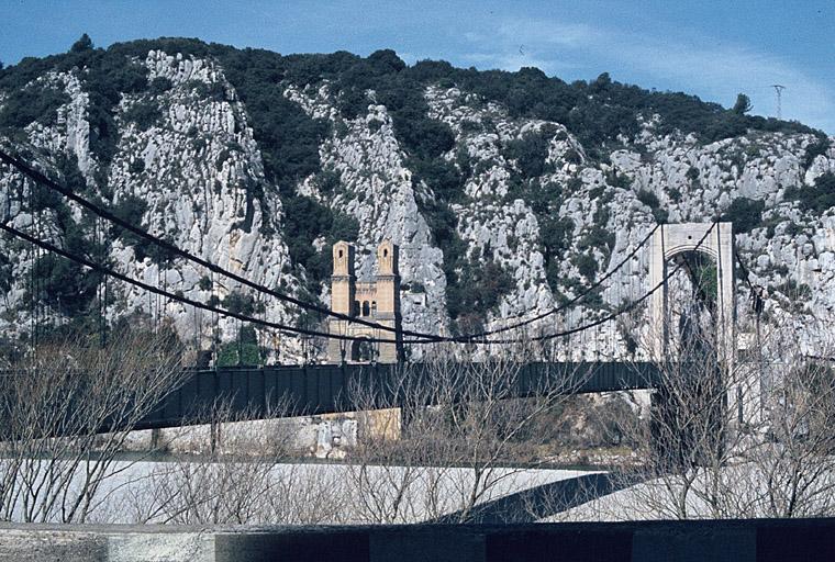 Vue d'ensemble depuis la rive gauche de la Durance dans les Bouches-du-Rhône, ancien pont avec piles néo-romanes et nouveau pont.