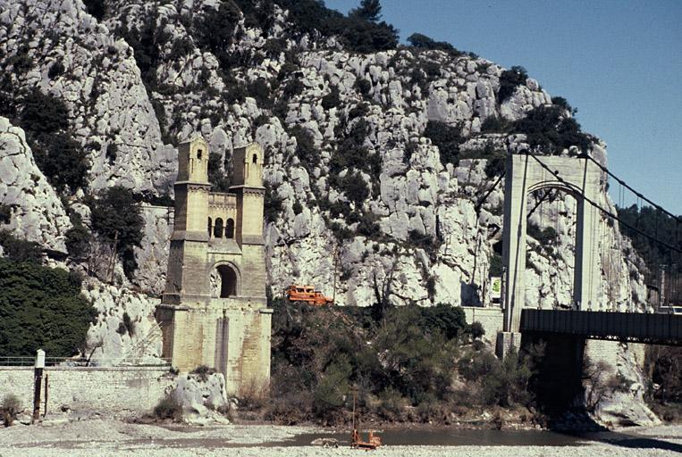 Vue depuis la rive gauche de la Durance dans les Bouches-du-Rhône vers la rive droite dans le Vaucluse.