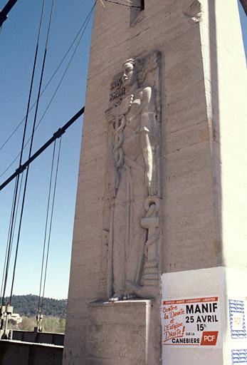 Pont actuel, pile avec bas-relief allégorique de Sartorio qui représente le département des Bouches-du-Rhône.