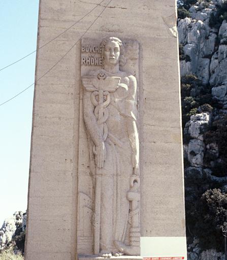 Pont actuel, pile avec bas-relief allégorique de Sartorio qui représente le département des Bouches-du-Rhône.