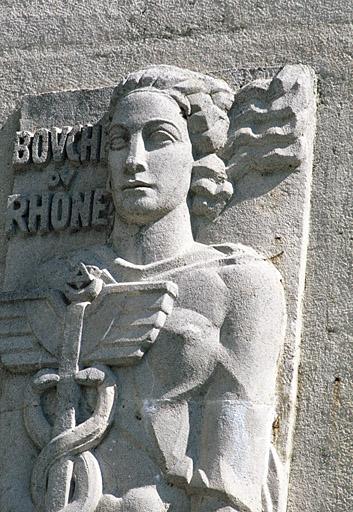 Pont actuel, pile avec bas-relief allégorique de Sartorio qui représente le département des Bouches-du-Rhône.