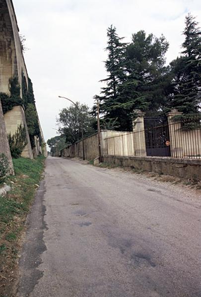 La route entre l'aqueduc et le cimetière.