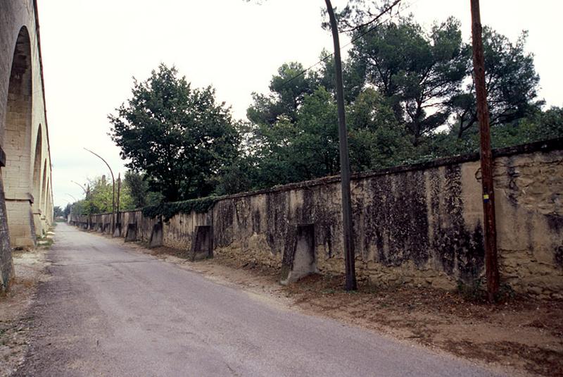 Mur de clôture occidental le long de l'aqueduc.