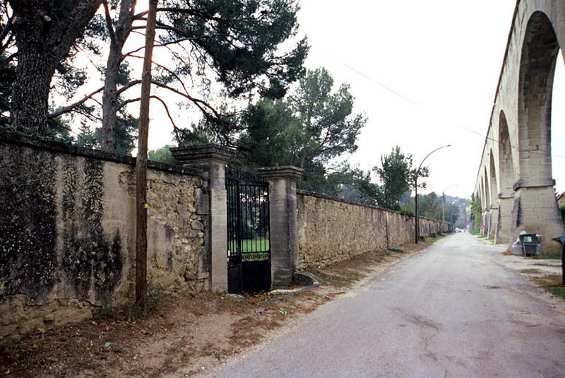 Mur de clôture et portail occidental le long de l'aqueduc.