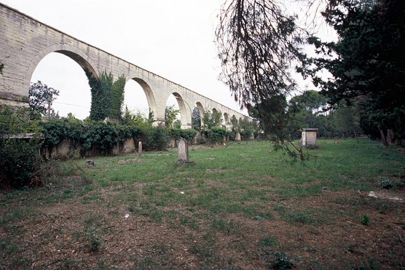 Partie sud-ouest, ancienne, avec tombes isolées.