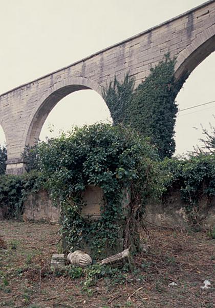 Une tombe isolée.