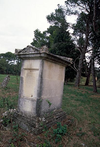 Une tombe isolée.