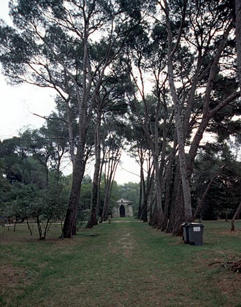 Allée menant au dépositoire.