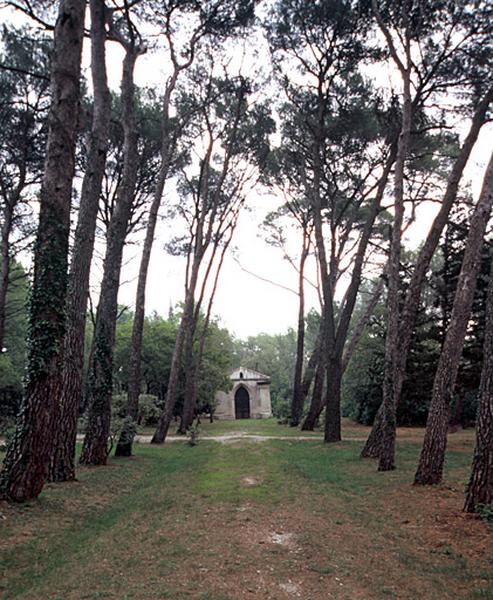 Allée menant au dépositoire.