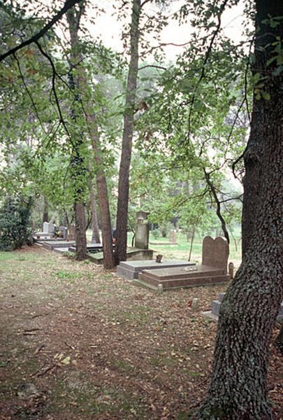 Partie du cimetière en fonction, tombes récentes.